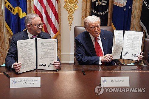 '미-호주 희토류·광물 협력 프레임워크' 서명한 트럼프 (출처=연합뉴스)