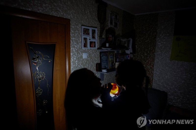 러시아 드론 공격으로 전력 공급이 끊긴 러시아 체르니히우의 한 가정집의 모습. 사진=연합뉴스