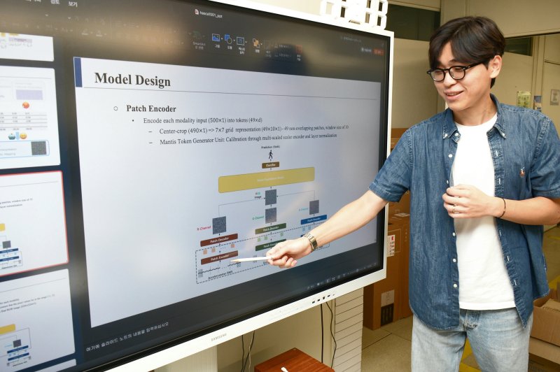 ETRI 연구진이 제안한 IMU2IMG 알고리즘에 대해 설명하는 모습(ETRI 제공) /뉴스1