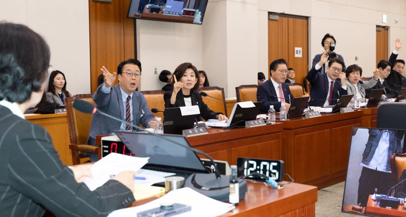 21일 서울 여의도 국회에서 열린 법제사법위원회 대전고법 등에 대한 국정감사에서 국민의힘 법사위원들이 불출석한 오창훈 제주지방법원 부장판사 및 증인들에 대해 동행명령장 집행에 관해 항의하고 있다. 2025.10.21/뉴스1 ⓒ News1 이승배 기자