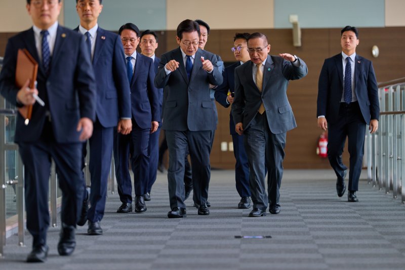 이재명 대통령이 지난 20일 경기 고양시 일산서구 킨텍스에서 열린 서울 ADEX 2025(서울 국제 항공우주 및 방위산업 전시회 2025)를 찾아 위성락 국가안보실장과 대화를 하며 발걸음을 옮기고 있다. (이재명 대통령 SNS. 재판매 및 DB 금지) 2025.10.21/뉴스1 ⓒ News1 이재명 기자