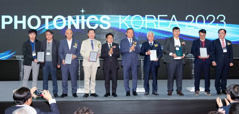 [광주=뉴시스] 지난 2023년 11월15일 오전 광주 서구 김대중컨벤션센터에서 열린 '제21회 국제광융합산업전시회 개막식'에서 강기정 광주시장 등 참석자들이 유공자들과 함께 기념촬영을 하고 있다. (사진=뉴시스 DB). photo@newsis.com *재판매 및 DB 금지