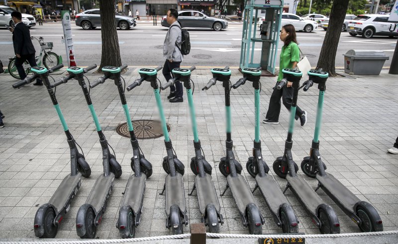 [인천=뉴시스] 인도에 세워진 전동킥보드. (사진=뉴시스DB) 2025.10.22. photo@newsis.com *사진은 기사와 직접 관련 없음