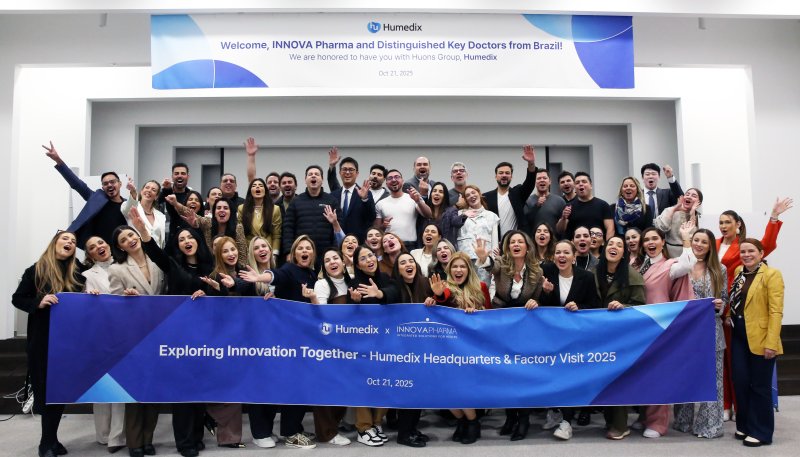 [서울=뉴시스] 지난 21일 휴메딕스의 브라질 협력사인 이노바 임직원과 브라질 의료진들이 판교 본사를 방문했다. (사진=휴메딕스 제공) 2025.10.22. photo@newsis.com *재판매 및 DB 금지