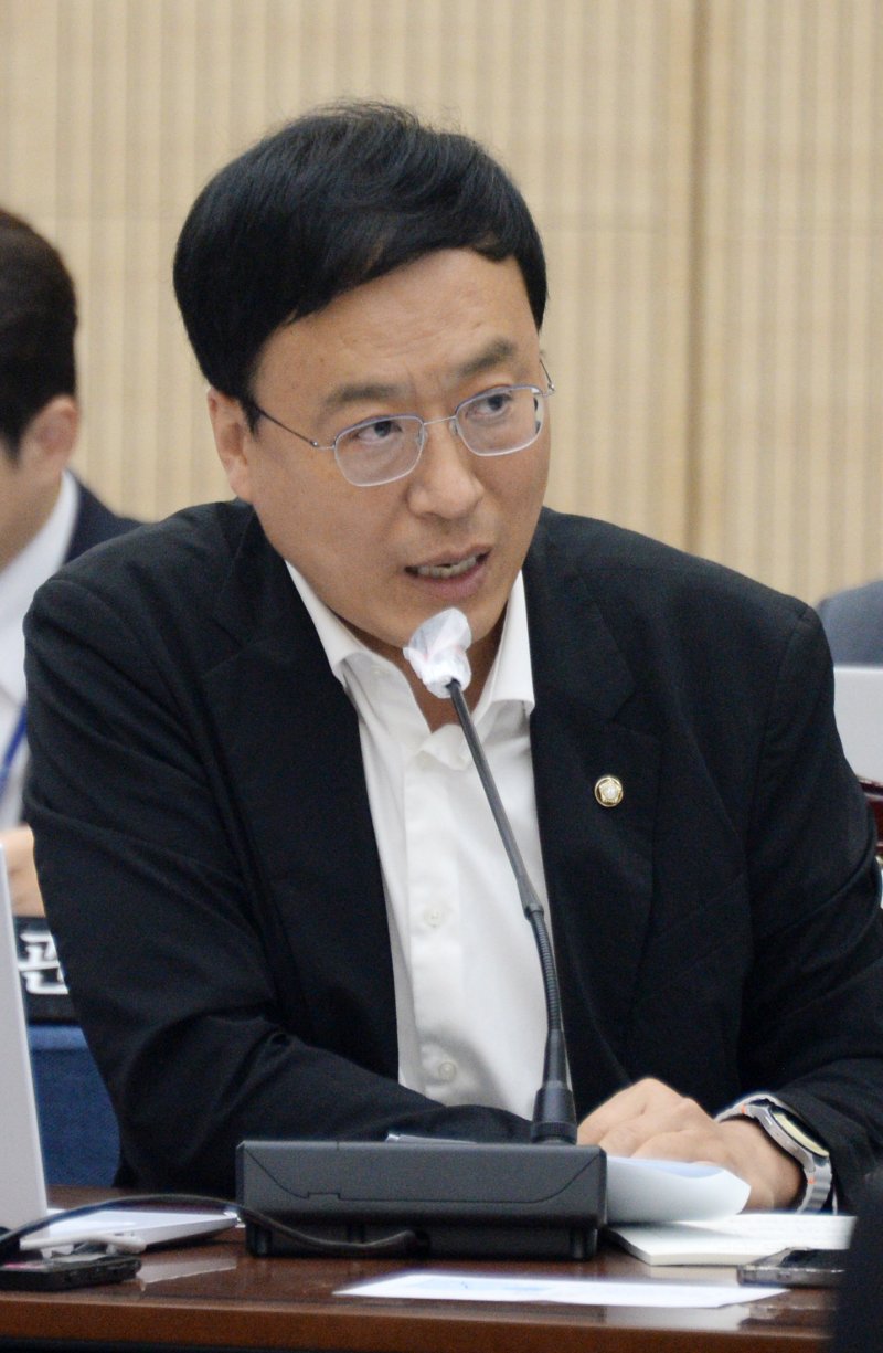 [전주=뉴시스] 김얼 기자 = 국민의힘 정성국 의원이 22일 전북 전주시 전북대학교에서 열린 '2025년도 교육위원회 국정감사'에 참석해 발언하고 있다. 2025.10.22. pmkeul@newsis.com