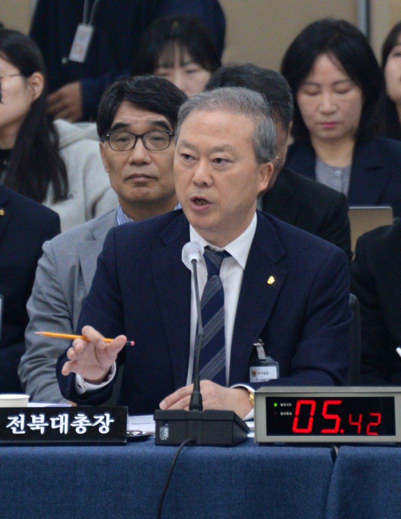 [전주=뉴시스] 김얼 기자 = 양오봉 전북대학교 총장이 22일 전북 전주시 전북대학교에서 열린 '2025년도 교육위원회 국정감사'에 참석해 질의에 답변하고 있다. 2025.10.22. pmkeul@newsis.com