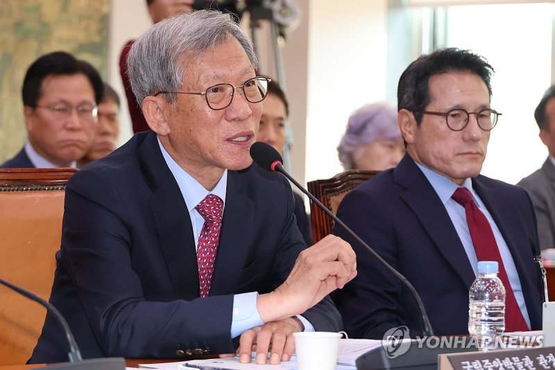 답변하는 유홍준 국립중앙박물관장 (출처=연합뉴스)