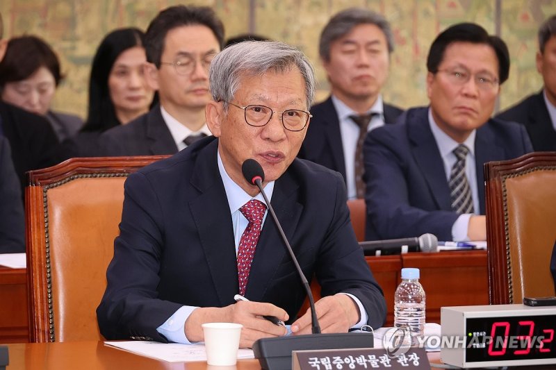 답변하는 유홍준 국립중앙박물관장 (출처=연합뉴스)