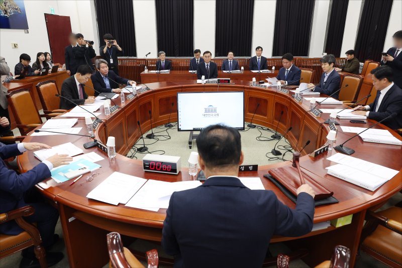 22일 국회에서 국회 정보위원회 전체회의가 열리고 있다. 뉴시스.