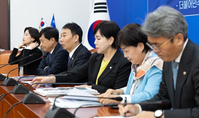 김용민 더불어민주당 의원이 22일 서울 여의도 국회에서 열린 '더불어민주당, 조국혁신당, 무소속 법제사법위원회위원 ' 국정감사 기자간담회에서 인사말을 하고 있따. 뉴스1