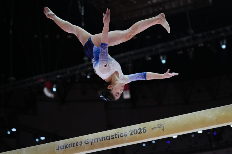 [자카르타=AP/뉴시스] 신솔이가 20일(현지 시간) 인도네시아 자카르타에서 열린 2025 국제체조연맹(FIG) 제53회 세계기계체조선수권대회 평균대 연기를 펼치고 있다. 2025.10.21.