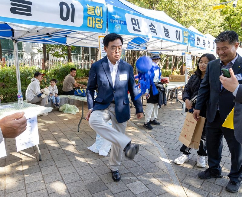 지난해 방화2동에서 열린 축제에서 민속놀이를 증기는 진교훈 구청장 (출처=연합뉴스)