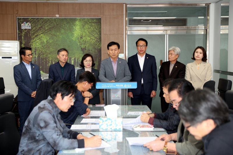 22일 전북 진안군의회가 진안군청 브리핑실에서 기자회견을 갖고 있다.(의회제공, 재판매 및 DB금지)2025.10.22/뉴스1