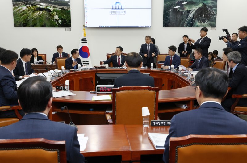 [서울=뉴시스] 국회사진기자단 = 신성범 국회 정보위원장이 22일 서울 여의도 국회에서 이종석 국정원장이 참여한 가운데 열린 정보위원회 전체회의를 주재하고 있다. 2025.10.22. photo@newsis.com