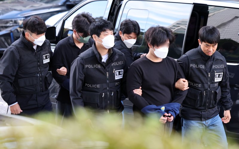 [의정부=뉴시스] 이영환 기자 = 전기통신사업법 위반 등의 혐의를 받고 있는 캄보디아 송환 피의자가 21일 오전 경기 의정부시 의정부지방법원에서 열린 구속 전 피의자심문(영장실질심사)에 출석하고 있다.경기북부경찰청은 캄보디아에서 송환된 피의자 15명 중 11명에 대해 구속 영장을 신청했으며 이들은 올해 3~4월 캄보디아 범죄단지에서 로맨스 스캠 범죄에 가담한 혐의를 받는다. 11명 중 10명은 이날 의정부지법에서 오전과 오후로 나눠 구속 전 피의자심문(영장실질심사)을 받을 예정이다. 2025.10.21. 20hwan@newsis.c