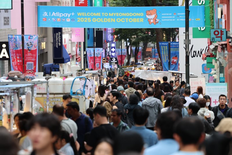 [서울=뉴시스] 권창회 기자 = 서울 중구 명동거리, 2025.10.12. kch0523@newsis.com