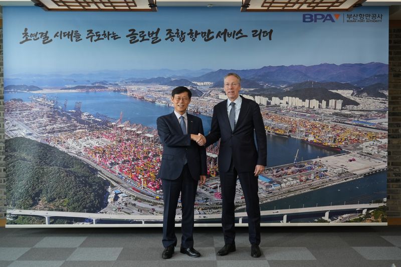 22일 부산항만공사를 방문한 페이터 반 더 블리트 주한 네덜란드 대사(오른쪽)가 송상근 사장과 악수를 하고 있다. 부산항만공사 제공
