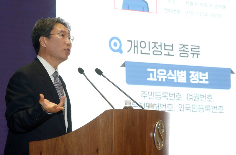 신한금융그룹은 22일 오전 서울 중구 본사에서 그룹 경영진 및 임직원들을 대상으로 '신뢰할 수 있는 AI·데이터 혁신을 위한 개인정보 정책 방향' 교육을 실시했다고 밝혔다.