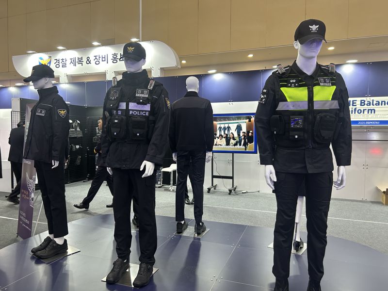 치안산업대전 홍보관에 전시된 경찰 근무복. 사진=강명연 기자