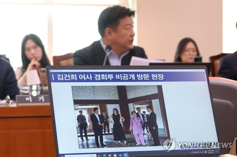 김건희 근정전 용상 착석 의혹 추궁하는 양문석 의원 (출처=연합뉴스)