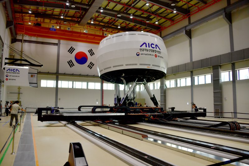 [광주=뉴시스] 류형근 기자 = 11일 오후 광주 북구 오룡동 광주인공지능집적단지에 설치된 드라이빙 시뮬레이터에서 미래차 자율주행 등 인공지능(AI) 기반 차량 실증이 진행되고 있다. 2025.09.11. hgryu77@newsis.com