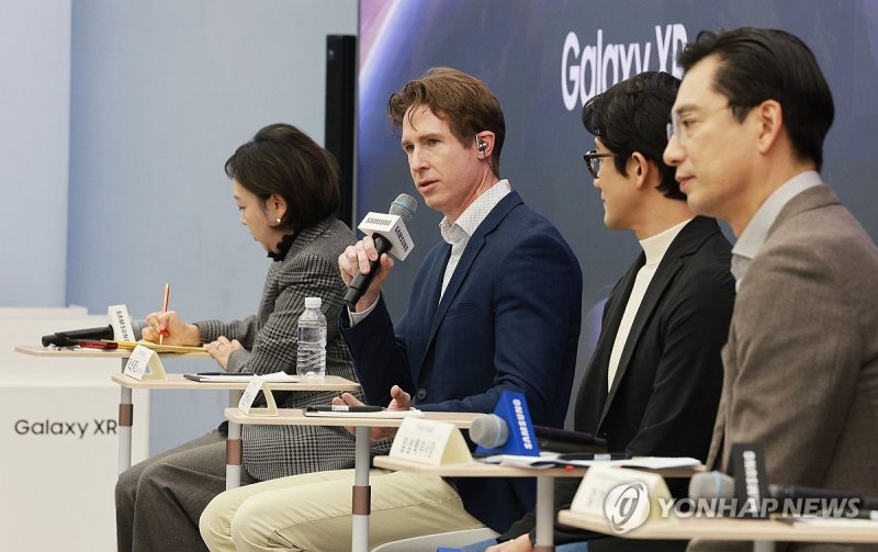 질문에 답하는 저스틴 페인 총괄 (출처=연합뉴스)