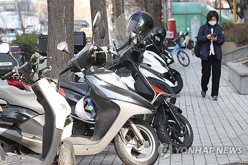 길에 세워진 오토바이 (출처=연합뉴스)
