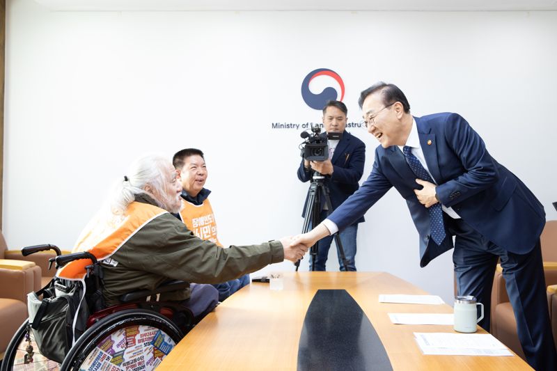 22일 김윤덕 국토교통부 장관이 정동 국토발전전시관에서 전국장애인차별철폐연대 공동대표단과 간담회 전 인사를 나누고 있다. 국토교통부 제공