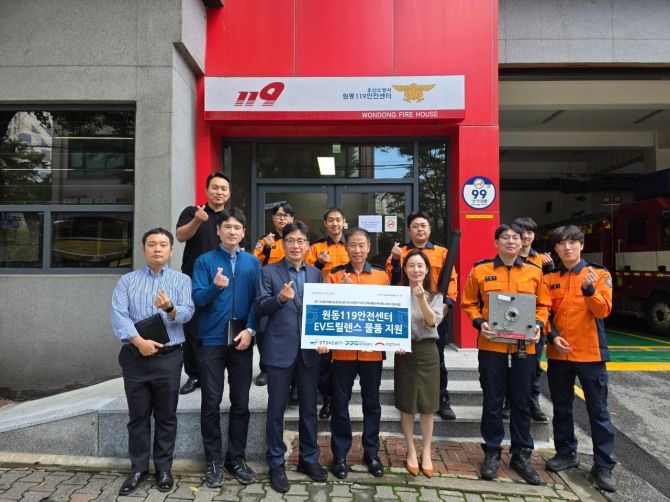 희망브리지가 경기고속도로의 기부로 마련된 전기차 화재 대응장비인 'EV드릴랜스'를 경기도 오산에 위치한 원동119안전센터에 전달한 뒤 기념사진 촬영을 하고 있다. 희망브리지 제공