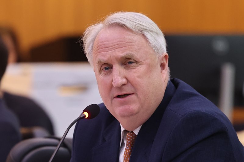 10월 22일(현지시간) 캄보디아 프놈펜 주캄보디아 대사관에서 열린 국회 외교통일위원회 주캄보디아·주베트남·주태국·주라오스대사관 국정감사에서 국민의힘 인요한 의원이 김현수 주캄보디아 대사 대리에게 한국인 납치·감금 범죄 관련 질의를 하고 있다. 연합뉴스