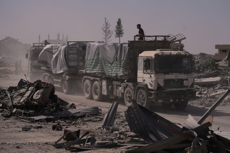 [칸유니스=AP/뉴시스] 인도주의 구호물자를 실은 트럭들이 지난 20일(현지 시간) 가자지구 남부 칸유니스에 들어서고 있다. 2025.10.22.