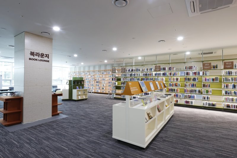 경기도서관 북라운지. 경기도 제공