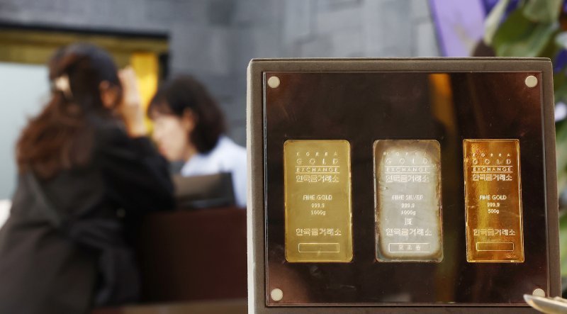 사상 최고가를 경신하며 고공행진을 이어가던 국제 금값이 21일(현지시간) 하루만에 6% 넘게 급락했다. 로이터에 따르면 금 현물 가격은 이날 온스당 4115.26달러로 전장 보다 5.5% 하락했다. 장중 한때는 6.3% 내린 4082.03달러까지 떨어졌다. 이는 2013년 이후 일간 기준 최대 하락률이다. 사진은 22일 오후 서울 종로구 한국금거래소에 진열된 골드바. 2025.10.22/뉴스1 ⓒ News1 김민지 기자