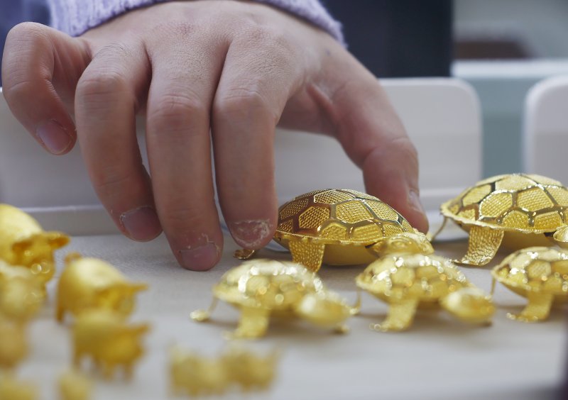 사상 최고가를 경신하며 고공행진을 이어가던 국제 금값이 21일(현지시간) 하루만에 6% 넘게 급락했다. 로이터에 따르면 금 현물 가격은 이날 온스당 4115.26달러로 전장 보다 5.5% 하락했다. 장중 한때는 6.3% 내린 4082.03달러까지 떨어졌다. 이는 2013년 이후 일간 기준 최대 하락률이다. 사진은 22일 오후 서울 종로구 한국금거래소에 진열된 금. 2025.10.22/뉴스1 ⓒ News1 김민지 기자