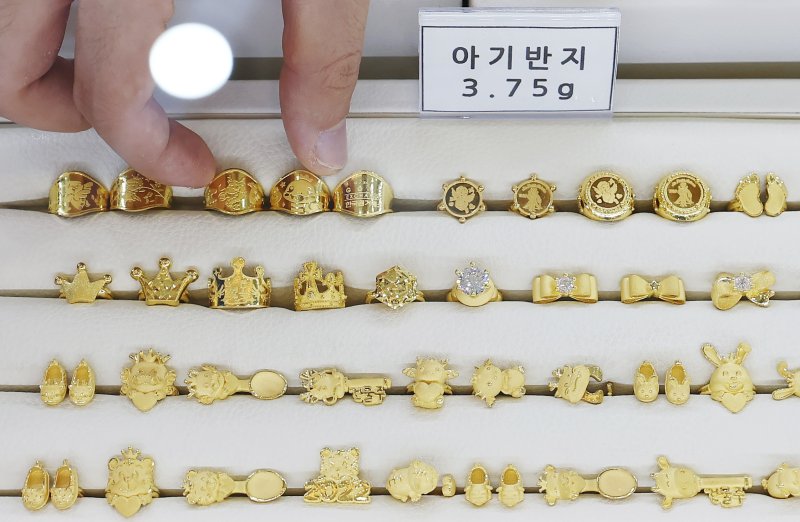 사상 최고가를 경신하며 고공행진을 이어가던 국제 금값이 21일(현지시간) 하루만에 6% 넘게 급락했다. 로이터에 따르면 금 현물 가격은 이날 온스당 4115.26달러로 전장 보다 5.5% 하락했다. 장중 한때는 6.3% 내린 4082.03달러까지 떨어졌다. 이는 2013년 이후 일간 기준 최대 하락률이다. 사진은 22일 오후 서울 종로구 한국금거래소에 진열된 금반지 2025.10.22/뉴스1 ⓒ News1 김민지 기자