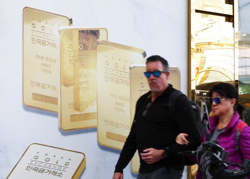 사상 최고가를 경신하며 고공행진을 이어가던 국제 금값이 21일(현지시간) 하루만에 6% 넘게 급락했다. 로이터에 따르면 금 현물 가격은 이날 온스당 4115.26달러로 전장 보다 5.5% 하락했다. 장중 한때는 6.3% 내린 4082.03달러까지 떨어졌다. 이는 2013년 이후 일간 기준 최대 하락률이다. 사진은 22일 오후 서울 종로구 한국금거래소 모습. 2025.10.22/뉴스1 ⓒ News1 김민지 기자