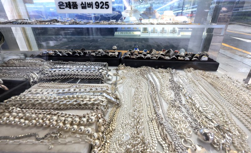 서울 종로구 한 금은방에 은 제품이 진열돼 있는 모습. 2025.10.13/뉴스1 DB ⓒ News1 이호윤 기자