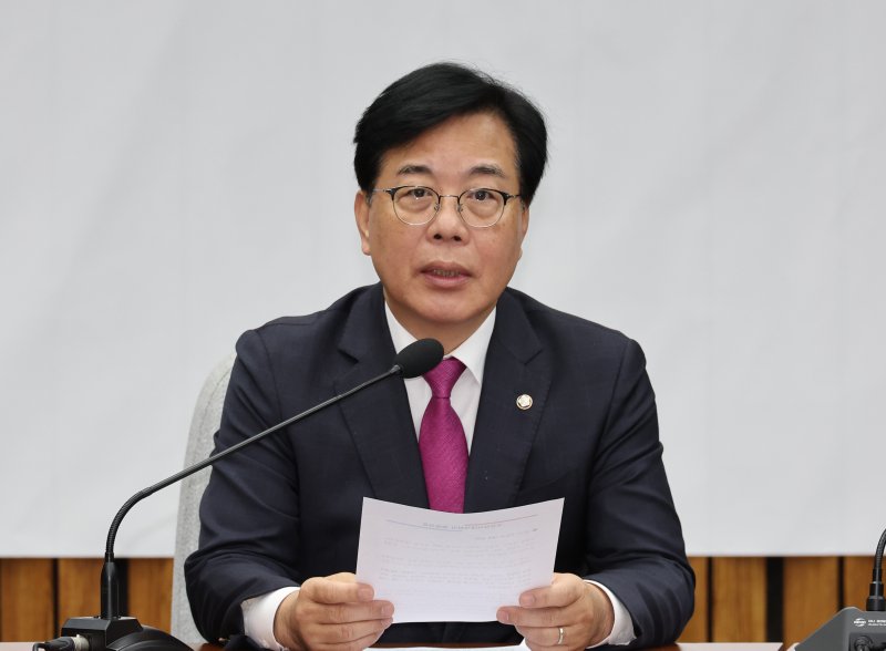 [서울=뉴시스] 김금보 기자 = 송언석 국민의힘 원대대표가 21일 오전 서울 여의도 국회에서 열린 국정감사 대책회의에서 발언을 하고 있다. 2025.10.21. kgb@newsis.com