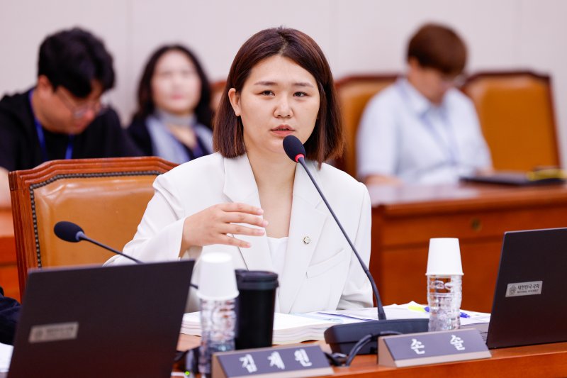 손솔 진보당 의원이 25일 오전 서울 여의도 국회에서 열린 제426회국회(임시회) 문화체육관광위원회 제1차 전체회의에서 인사말을 하고 있다. 2025.6.25/뉴스1 ⓒ News1 안은나 기자