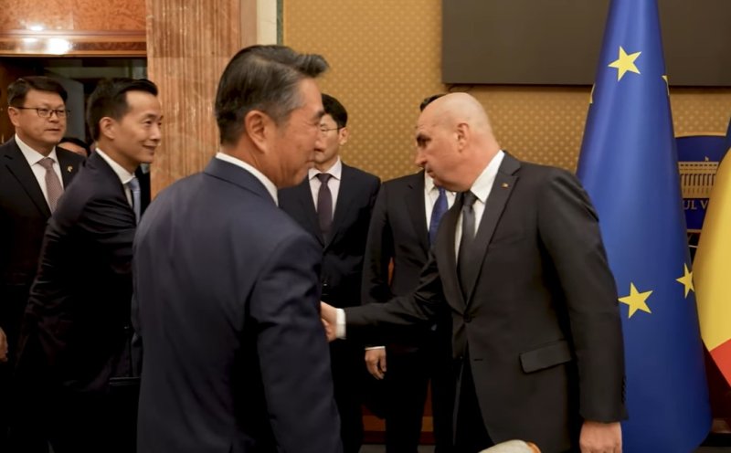 [서울=뉴시스] 김동관 한화그룹 부회장(왼쪽)이 21일(현지시간) 일리에 볼로잔(오른쪽) 루마니아 총리와 악수하고 있다. (사진=루마니아 정부 유튜브 캡처) 2025.10.22. photo@newsis.com *재판매 및 DB 금지