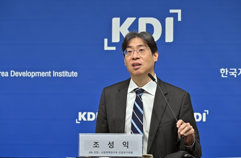 조성익 한국개발연구원(KDI) 선임연구위원이 22일 정부세종청사에서 '온라인 플랫폼 거래상 지위 남용행위 규제 개선 방향' 보고서에 대해 설명하고 있다. KDI 제공