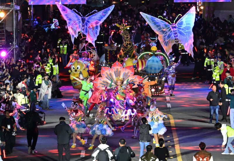 [광주=뉴시스] 이영주 기자 = 18일 오후 광주 동구 금남로에서 열린 제22회 광주 추억의 충장축제 행진의날 행사, 롯데월드 퍼레이드팀이 공연하고 있다. 2025.10.18. leeyj2578@newsis.com