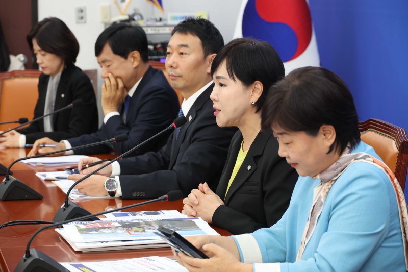 [서울=뉴시스] 조성봉 기자 = 전현희 더불어민주당 의원이 22일 오전 서울 여의도 국회에서 열린 '민주당-조국혁신당-무소속 법사위원, 2025 법제사법위원회 국정감사 기자간담회'에서 발언을 하고 있다. suncho21@newsis.com