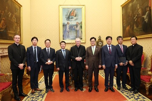 우의장, 교황청 국무원장 예방해 교황 방북요청 서한 전달 (출처=연합뉴스)