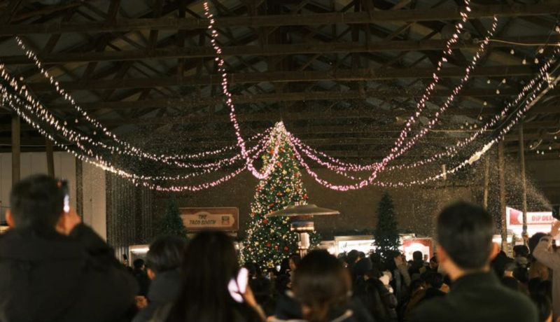 지난해 13일부터 29일까지 부산 영도구 소재 스페이스 원지 푸드카페에서 열린 ‘2024 크리스마스 빌리지 부산’ 행사 현장. 푸드트래블·영화의전당 제공