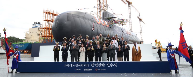 지난 10월 22일 오후 경남 거제 한화오션 거제사업장에서 열린 장보고-Ⅲ Batch-Ⅱ 1번함인 장영실함 진수식에서 강동길 해군참모총장, 김희철 한화오션 대표이사 등 참석자들이 기념촬영을 하고 있다. 톤수 약 3600t, 길이 약 89m인 장영실함은 대한민국 기술로 건조된 세계 최고 수준의 디젤 잠수함으로 한층 강화된 정밀 타격 능력과 수중작전능력을 바탕으로 다양한 안보위협에 효과적으로 대응 가능하다. 뉴스1