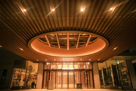 뉴테크우드코리아, 합성목재 루버로 소노캄 경주 첫인상 새단장