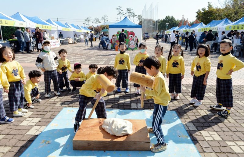 [진주=뉴시스]경남도농업기술원 떡메치기.(사진=경남농업기술원 제공).2025.10.23.photo@newsis.com *재판매 및 DB 금지