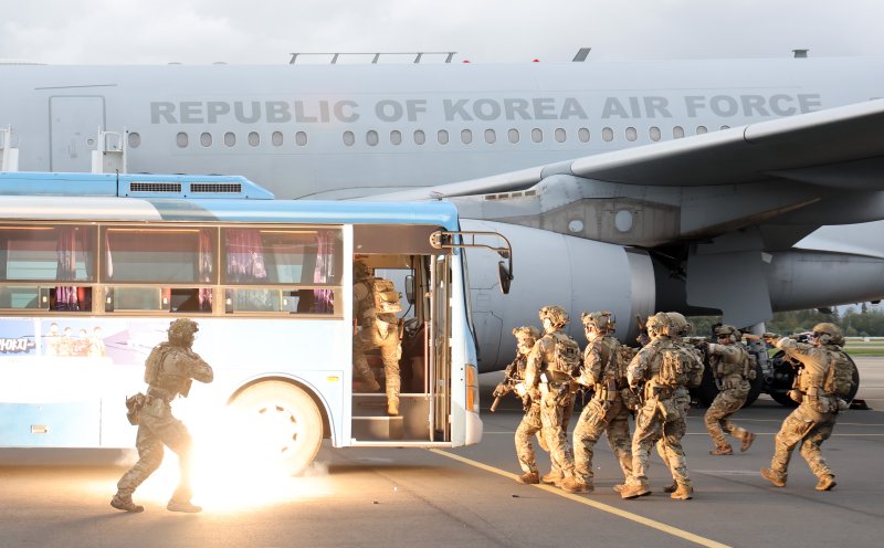 [부산=뉴시스] 하경민 기자 = 2025 APEC 정상회의 대비 대테러 종합훈련이 열린 22일 부산 강서구 제5공중기동비행단 주기장에서 항공특수통제사(CCT)들이 항공기 인질 테러범을 진압하고 있다. 항공기 인질 및 폭발물 테러 상황을 가정한 이날 훈련에는 공군(대테러 초동조치반, 항공특수통제사), 육군 53사단, 부산경찰청 경찰특공대, 김해공항 EOD 등의 유관기간에서 80여 명이 참가했다. 2025.10.22. yulnetphoto@newsis.com