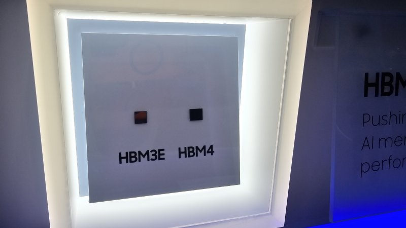 [서울=뉴시스]삼성전자는 22일 서울 코엑스에서 개막한 한국반도체산업협회 주최 'SEDEX 2025(제27회 반도체대전)'에 참석해 최신 고대역폭메모리인 'HBM4'와 차세대 서버용 저전력 D램 '소캠(SOCAMM2)' 등을 공개했다. photo@newsis.com